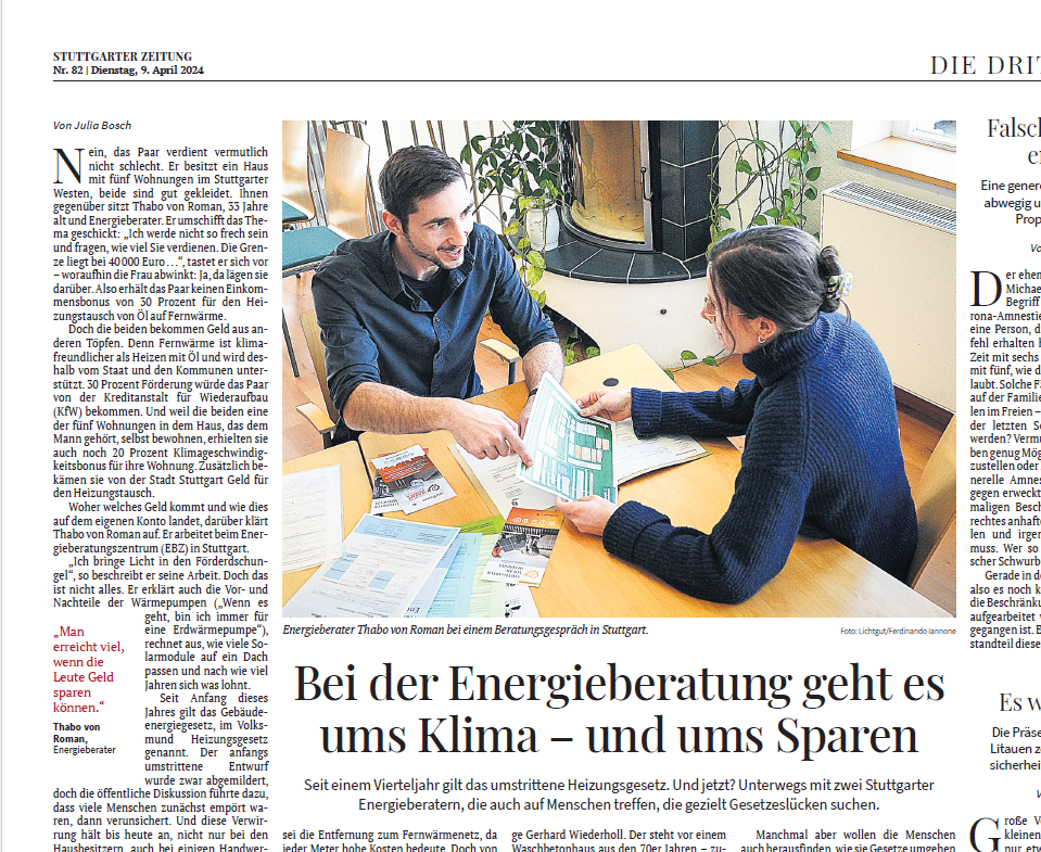 Zeitungsartikel mit der Überschrift ‚Bei der Energieberatung geht es ums Klima – und ums Sparen‘. Auf dem Artikel ist ein Bild zu sehen, das einen Mann und eine Frau zeigt, die an einem Tisch sitzen. Die Frau hält ein grünes Blatt in der Hand, der Mann zeigt mit seiner rechten Hand darauf und spricht mit ihr.