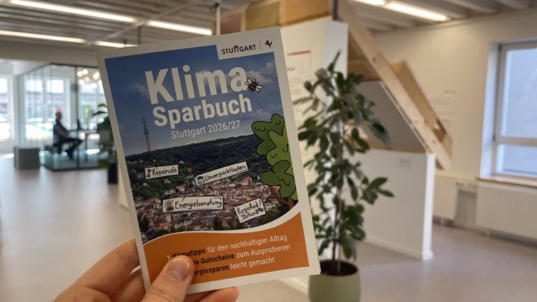 Klimasparbuch vor der Ausstellung des Energieberaungszentrums