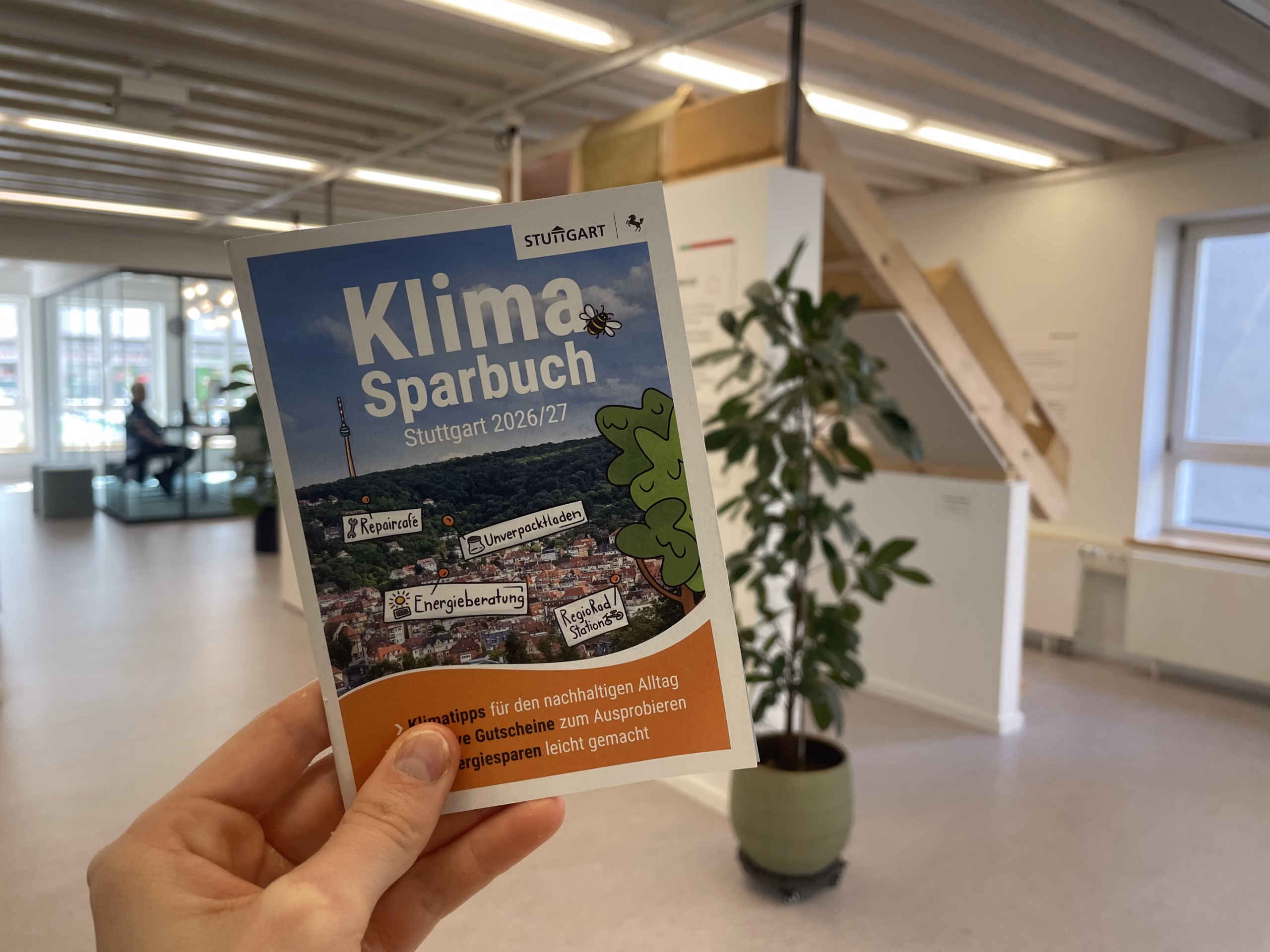 Klimasparbuch vor der Ausstellung des Energieberaungszentrums