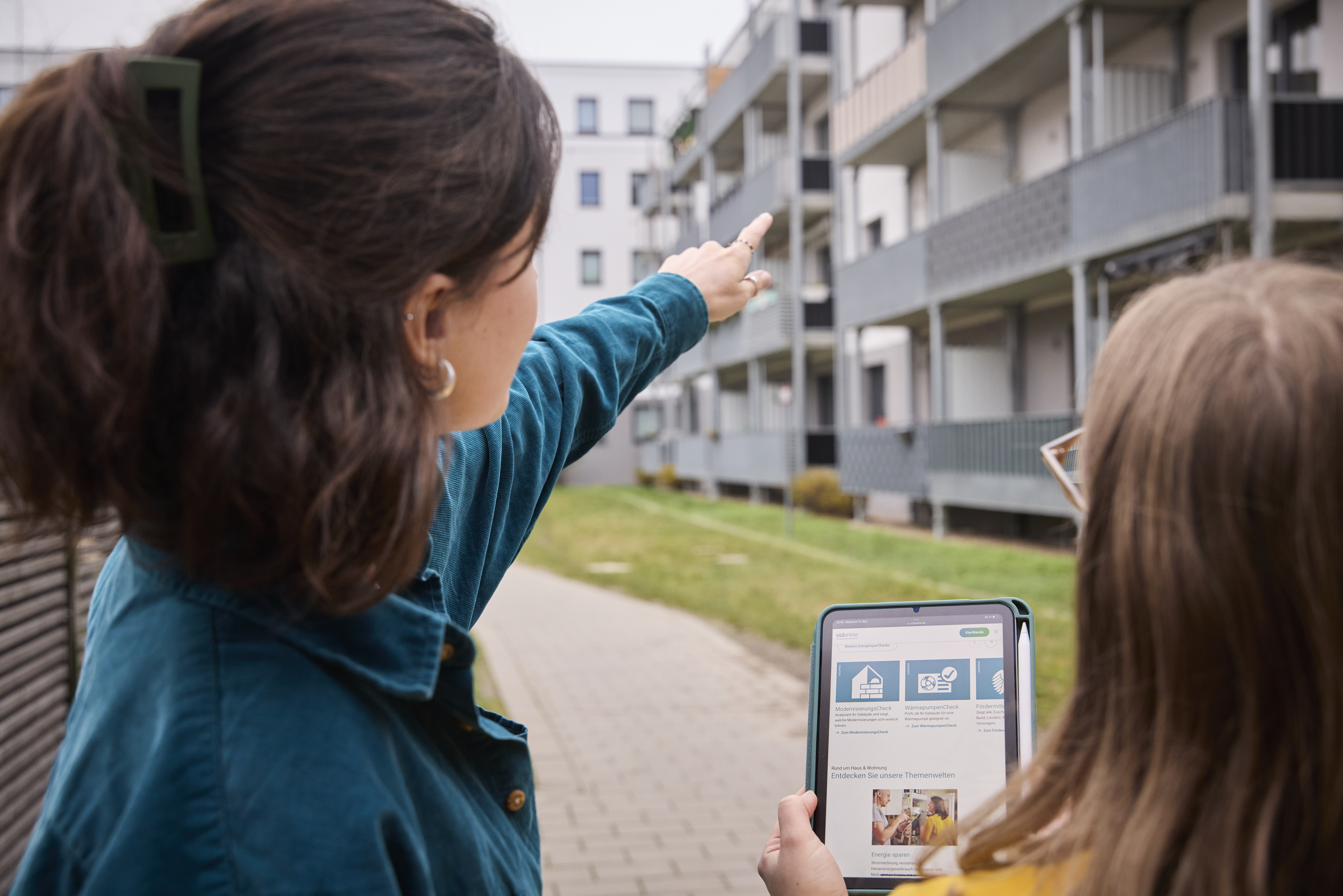 Mieterinnen mit einem iPad bei der Nutzung der co2online EnergiesparChecks