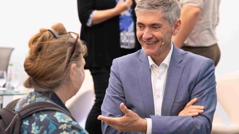 Lockere Gespräche am Rande der Podiumsdiskussion