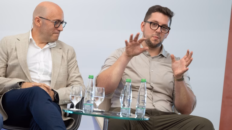 José Lupion und Joshua Nothdurft in der Diskussion