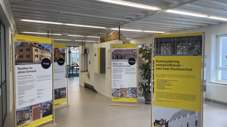 Infostelen in der Ausstellung des EBZ
