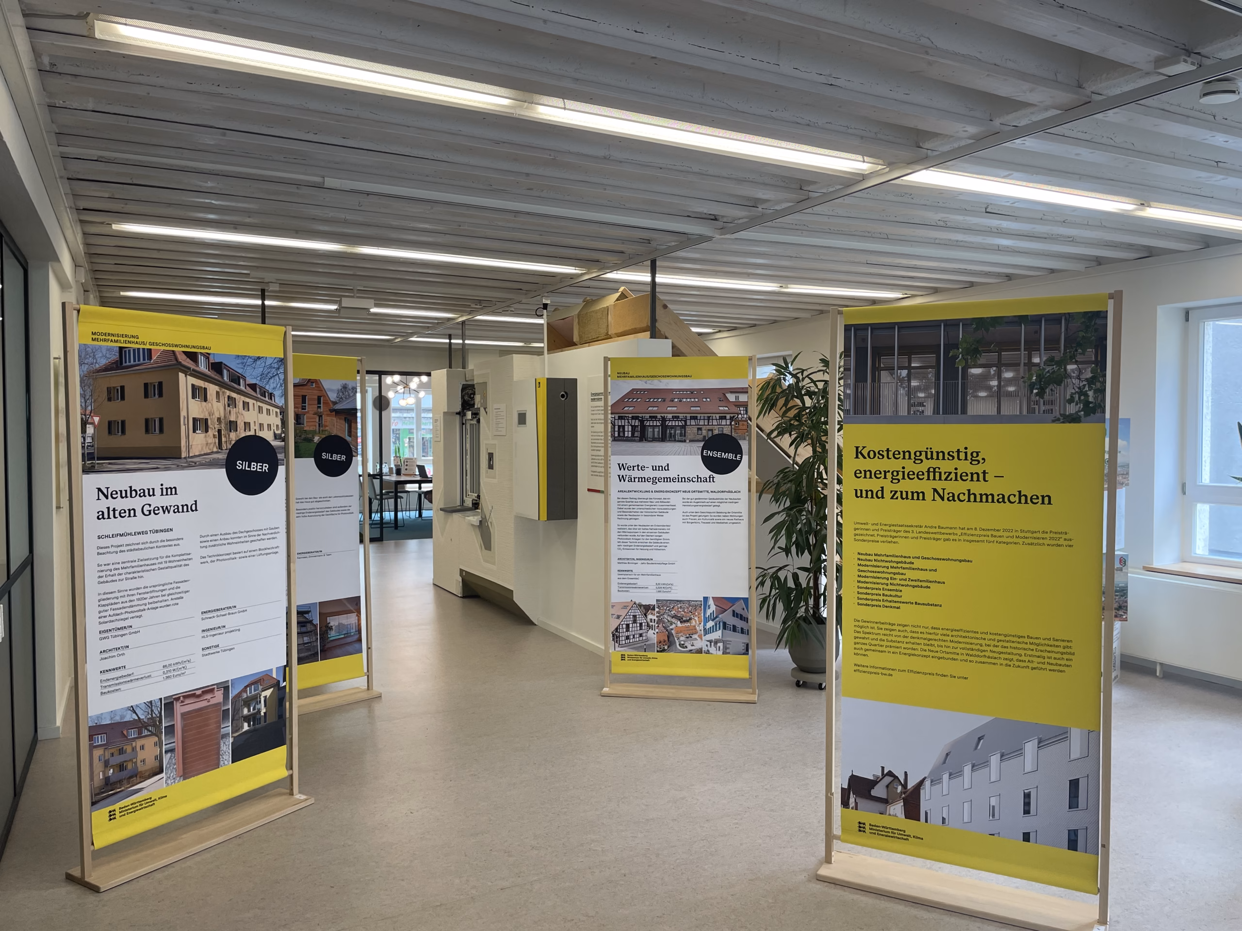 Infostelen in der Ausstellung des EBZ